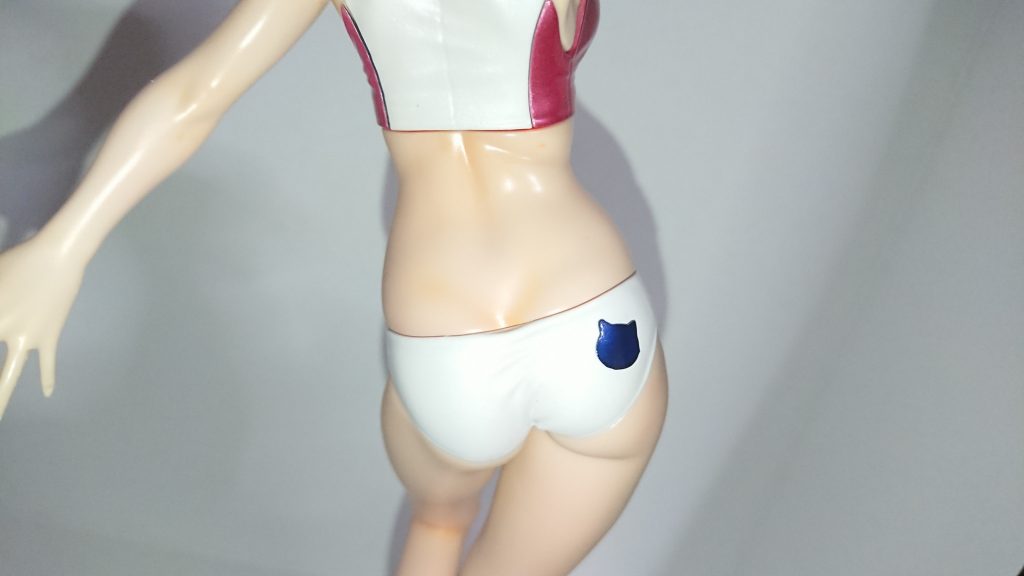 お腹や背中のシワにクリアオレンジ、キャラクターフレッシュを吹いて陰影を強調しました。
水着は元のキットと同様光沢のある仕様で仕上げています。