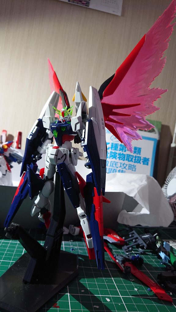 特殊システム《ブレイズフレア》展開。
シャイニングガンダムのハイパーモードの疑似発動とそれに伴う光の翼の発現。
機体の攻撃力もさることながら、機体速度に至ってはV2ガンダムの理論速度である亜光速を叩き出せる。
もはや風圧だけで敵が砕け散る。
製作者は何を血迷ったのか光の翼の粒子に光子魚雷を混ぜたのでただ居るだけで防御不可能攻撃を撒き散らす傍迷惑な状態でもある。
近付けば死ぬ。
正しく太陽だが、この場合太陽の方から突っ込んでくるのでもはや理不尽である。