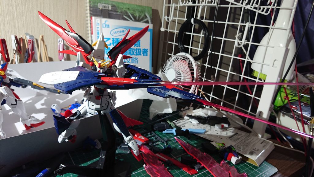 ビームサーベル展開。
なお取り回し何てものは考慮されていないので扱い難すぎて使用頻度はほぼ無い。