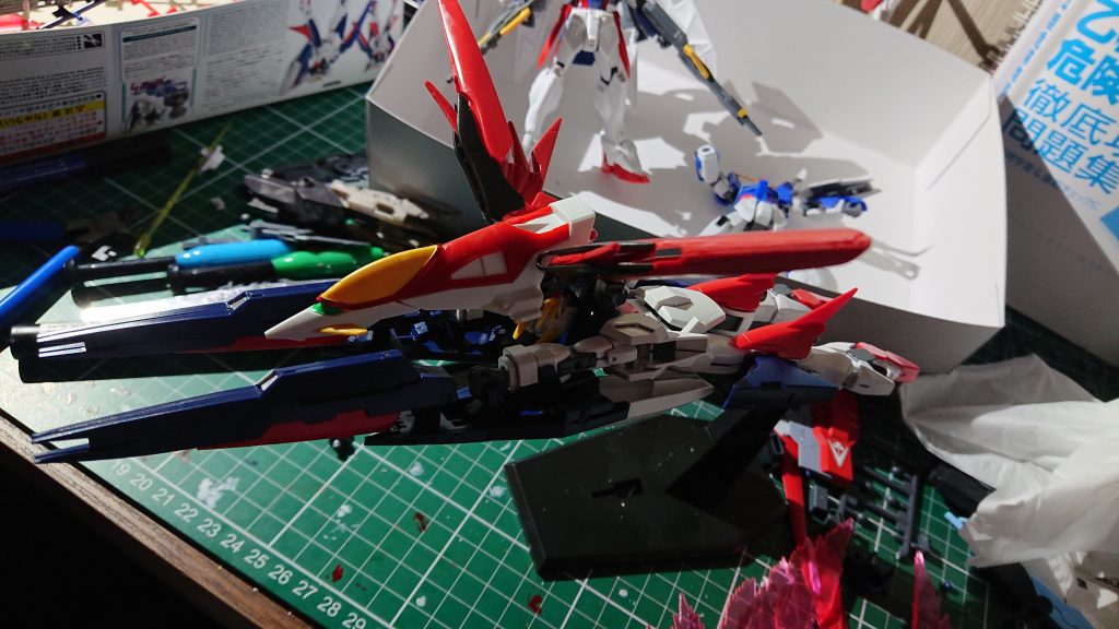 変形形態、《ブレイズモード》
超高機動戦形態。形態移行速度と機体強度を保つために元となった機体よりも簡易な変形となっている。
MS形態より加速性能と小回り(という名の速度によるゴリ押し方向転換)が優れている。