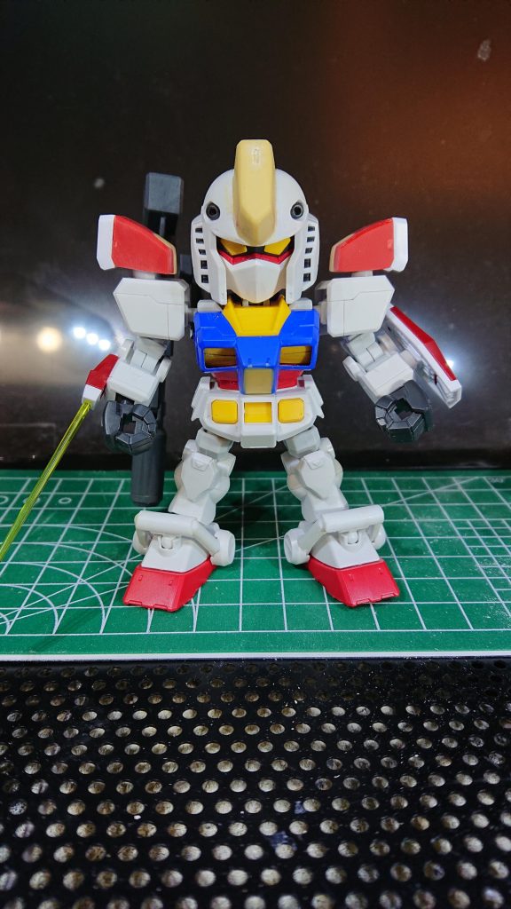 額部分をパテで成形。
肩部バーニア内にポリキャップを接着し、パテで穴をふさぐ。
右腕内蔵ビームサーベルユニットの長さを削って調整。
バックパックはHGのものをそのまま装着。
※HGBFガンダムアメイジングレッドウォーリアのパーツを流用。