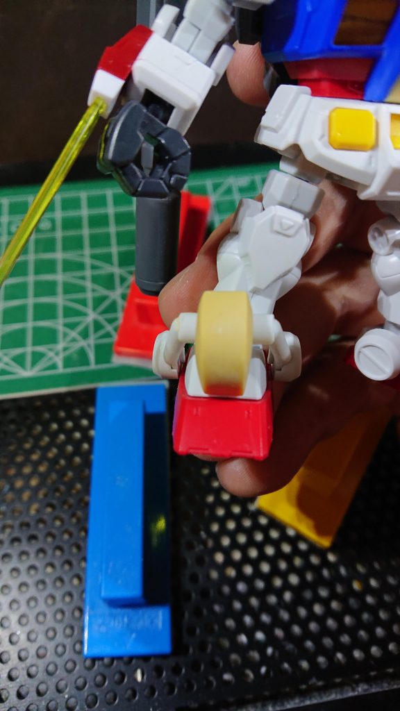 プラ板をガイドにパテで脛アーマーを製作し、ヤスリで成形。