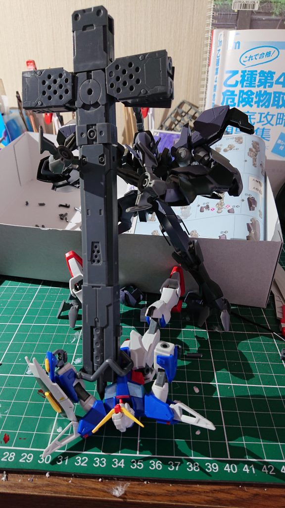 唯一の武装であるグレイヴアーマーには連装式パイルバンカーが装備されており、掠りでもすれば機体耐久値を殆んど持っていく脳筋武装。
見た目通りの重量もあって鈍器として振り回すだけで大抵の機体を吹き飛ばす。