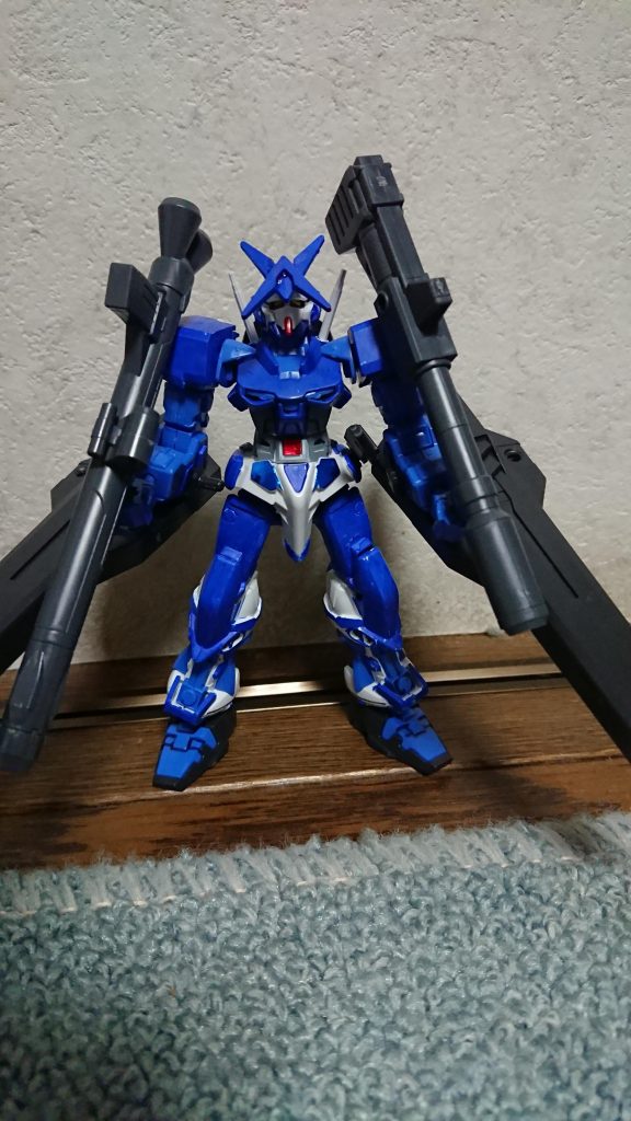 両腕にアメイジングウエポンバインダーを装備してます