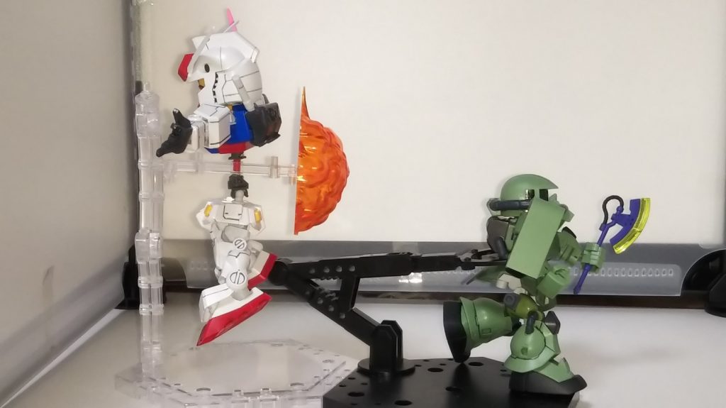 横から見た図。ちょっとマヌケにみえます。
ザクの膝曲げるためにクロスフレームの陸ガン腰パーツを使用。
見えにくいですが、ザク太ももはシルエットブースターのマルパーツを塗装。