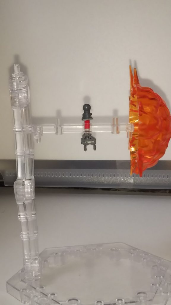 爆発エフェクトにSDフレームの腕と腰パーツを切断して、ピンバイスで穴を開けて接続しています。
胴体接続に使用している赤いパーツはランナーです。