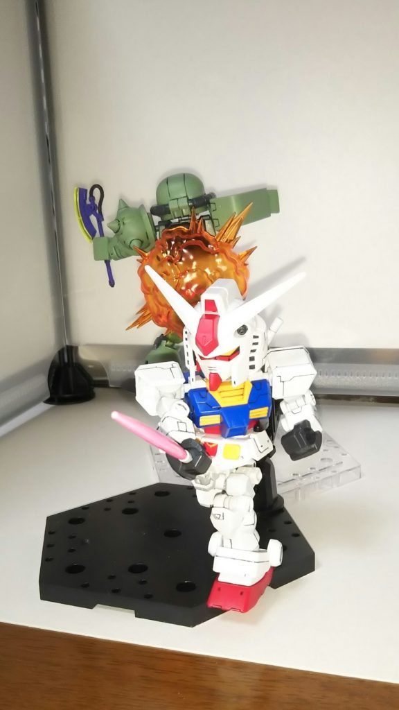 陸ガンパーツと位置を入れ替えれば、本来の『ガンダム大地に立つ!!』にもなる(ザクの向きが逆ですが。)