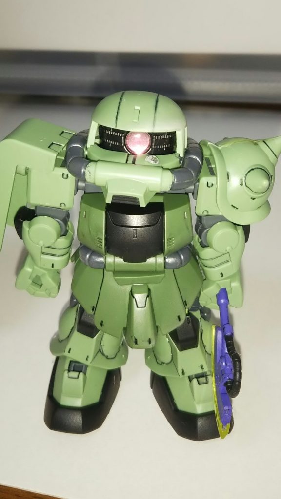 動力パイプとヒートホーク、太ももを塗装して墨入れしてツヤ消し、
モノアイ付近に涙に見えるよう百均のラメシールを貼っています。