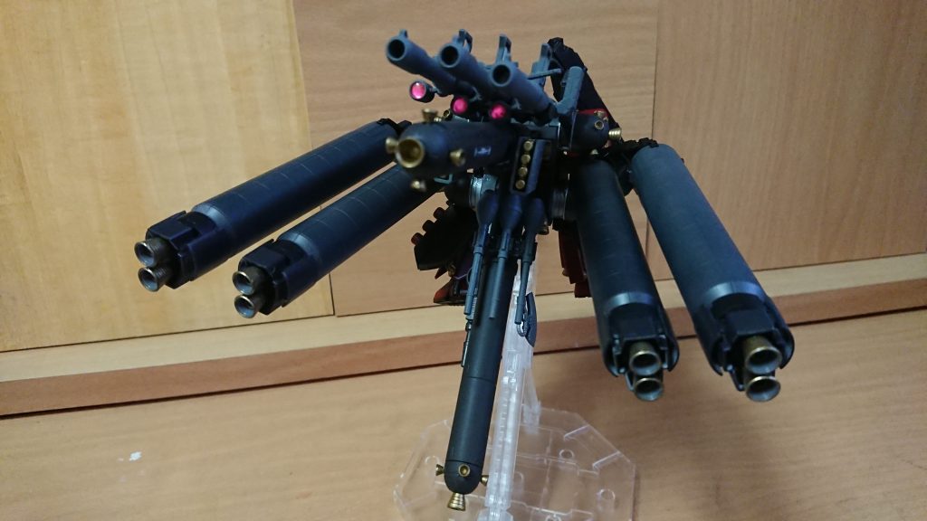 後ろ姿です。
ナラティブA装備のタンクを移植してます。バックパックが本体と言っても過言ではありませんね