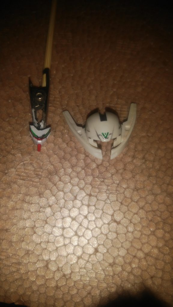 このキットにはノーマルのターンエーヘッドが付いてましたので、そこからヒゲ部分を切り取り耳のパーツに瞬間接着剤で取り付け。顔は他のキットの余剰パーツもから移植してます。