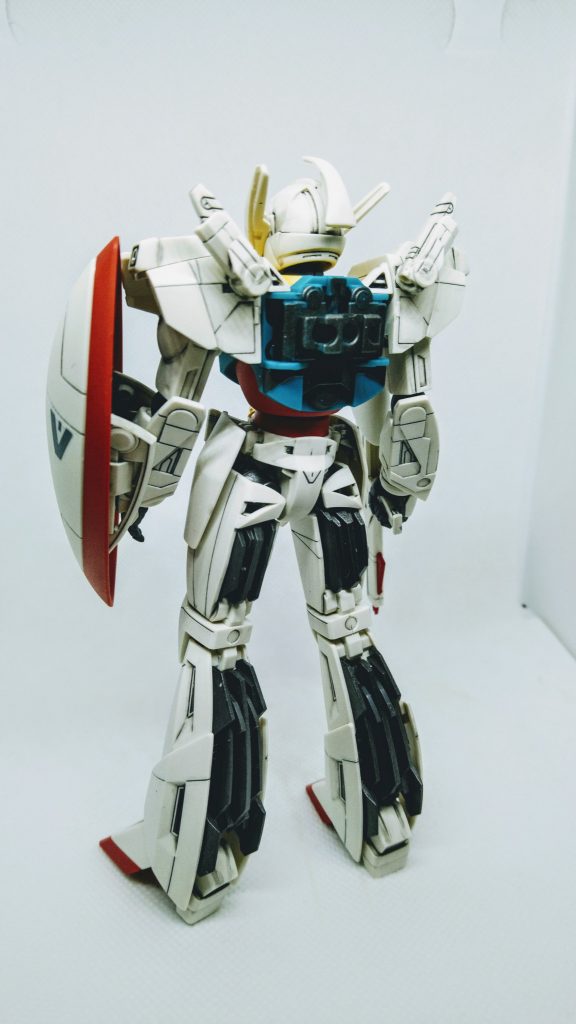 カラーリングも殆ど成形色のまま、黒い部分だけ黒鉄色を塗り、後はスミ入れとデカールシール貼り付け、ツヤ消しスプレー仕上げです。