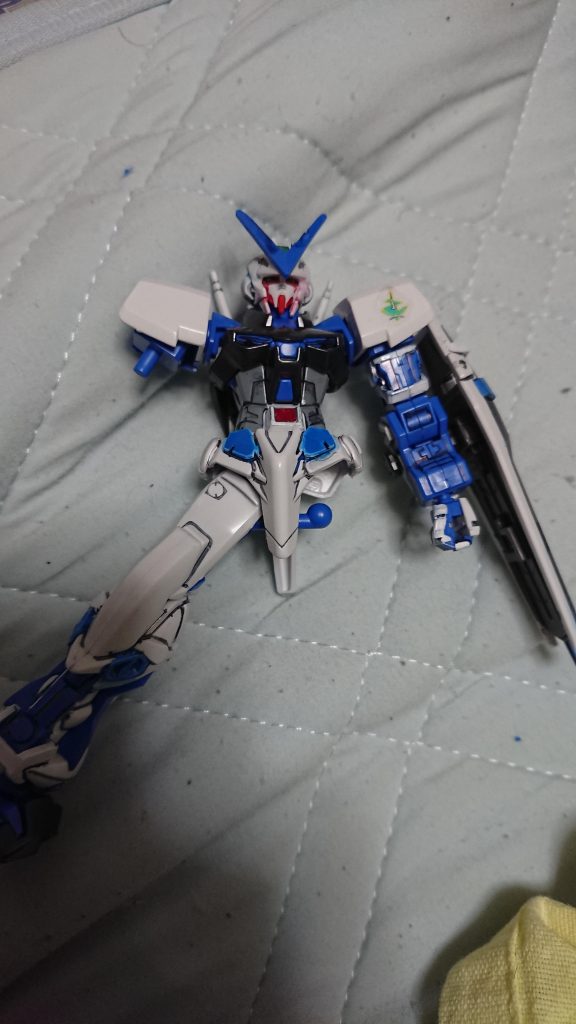 熊取の部分の赤の塗装は、ピンセットにガンダムマーカーレッドを付けて少しずつ塗り付けた。