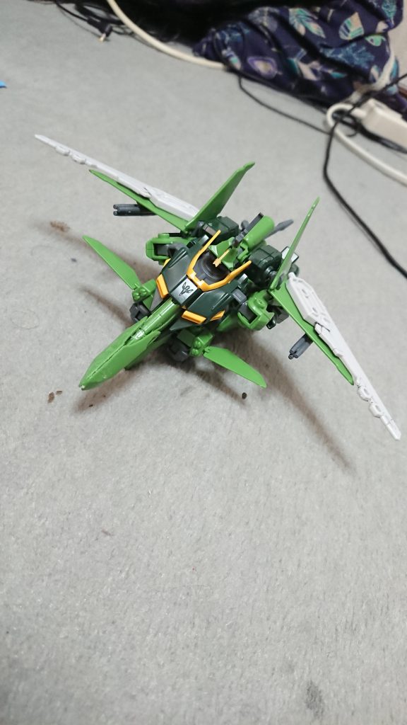 【飛行形態】
ベース機に比べ、主翼のサイズが大型化しているため、より航空機よりのデザインとなっている。