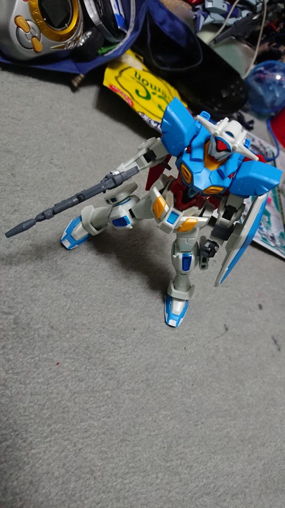 宇宙世紀の直系でありながら、C.E.のVPS装甲、西暦の操縦士固定の操作系統、AGのこめかみから生えた角などアナザーガンダムを彷彿とする特性を持った異端児。