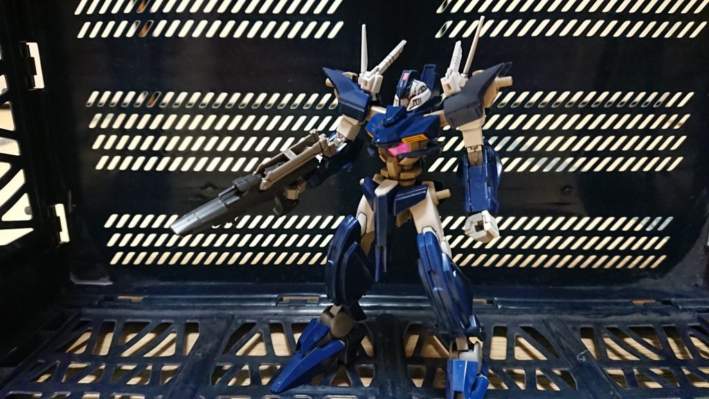 機体名:ガンダムスローネリッター
型式番号:GNW-00X
頭頂高:18.6m 
本体重量:60.1t 
動力機関:GNドライヴ[T] 

ネーナ・トリニティを愛するGBNのダイバーの一人ヒラガ・リュウジが製作したガンプラ。

パーツ取り用に保管されていた素体のガンダムスローネの改造機で、イノベイターや連邦の機体とも十分に渡り合える………という設定で作られている。

武装はプロトタイプGNビームライフル、GNビームバルカンを内蔵したGNビームサーベル二本と、シンプルな物になっている。

性能もシンプルかつ武装も最低限であり、あまりガンプラバトルに特化した機体とは言い難く、移動手段やガンプラが必要となるイベントの時に引っ張り出されるぐらいで、滅多に出撃しない。

なお青いカラーリングはネーナのスローネドライと対照的になるよう意識した物で、リッター＝騎士という名前は「ネーナを守る騎士」という意味がある。