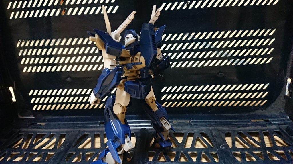 ヒラガ・リュウジ
年齢34歳。08スーパーでバイトをして生計を立てている男性。
一昔前のオタクを思わせる風貌で、その見た目通りに深いガンダム知識を持つ。
ガンダム00に登場するネーナ・トリニティの大ファンであり、自宅のアパートは苦労して集めたネーナグッズで溢れており、ユッキーをして「もはや病気の域」と言わしめる。
と、いうのも、彼は学生時代に辛い日々を送っており、その時たまたまテレビで見たネーナに癒され、辛い日々を乗り越えていった事に由来する。
彼にとってネーナ・トリニティは初恋の相手であり、恩人でもある。
ので、いくらネーナの本編中の悪行を指摘されても「それでも好きだ!」を貫く。
ダイバーネームは「リュージ」で、外見は中学生時代の自分を模している。
滅多にガンプラバトルはせず、もっぱらネーナのNPCとイチャついている。