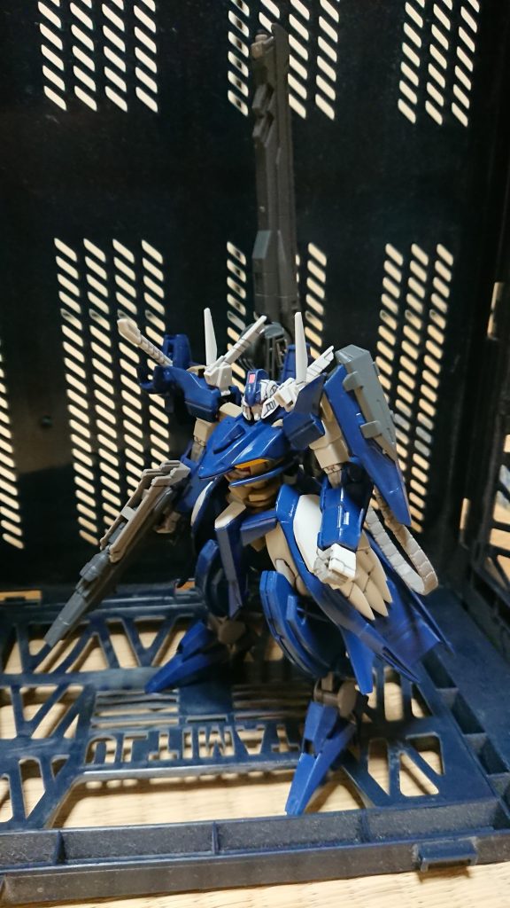 機体名:ガンダムスローネリッター・シュトゥルムヴィント
型式番号:GNW-00XX
頭頂高:18.6m 
本体重量:79.8t 
動力機関:GNドライヴ[T] 

スローネアインのGNメガランチャーとGNシールド、ツヴァイのGNバスターソードとGNファングを取り付けた形態。
実はスローネリッターの本来の姿はこれであり、通常版はダウングレード機である。
と、いうのも武装を盛りに盛ったこの形態はリュウジの操縦技術では扱い切れず、武装の数が原因でGN粒子も直ぐに使いきってしまうから。
故に、後述のスローネドライ改が登場するまでは、封印されていた。
シュトゥルムヴィントはドイツ語で「暴風」を意味する。