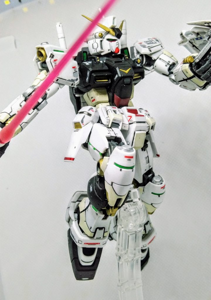 今回のこだわりとして、装甲の隙間からサイコフレームを意識したグリーンの配色と、関節部等にガンダムマーカーのガンダムゴールドやシャインシルバーを使っています。