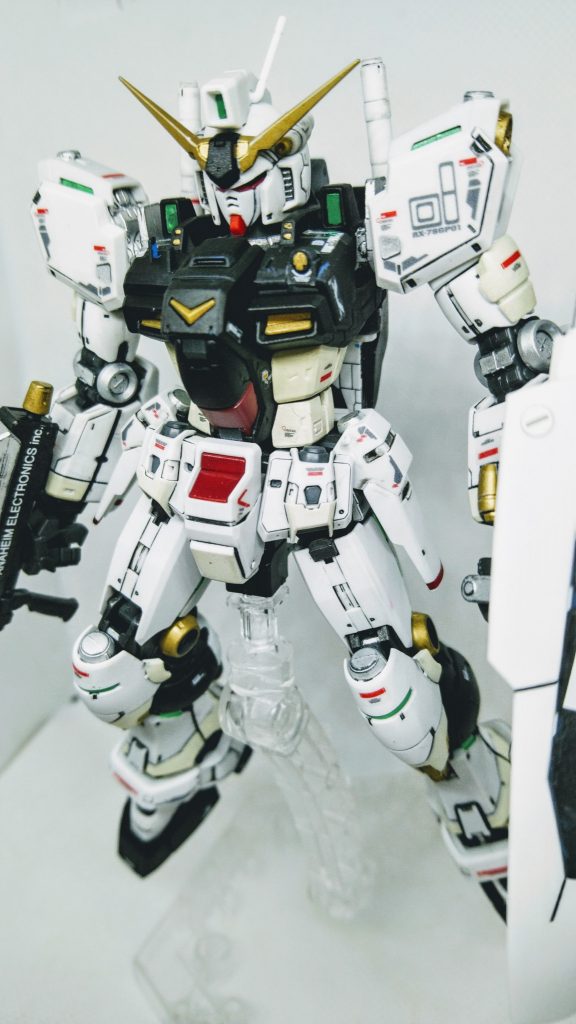 RGのνGUNDAMが定価で買えず、もうプレ値でしか売ってないので、積んでいたGP-01をνGUNDAMカラーで塗ってしまいました。
