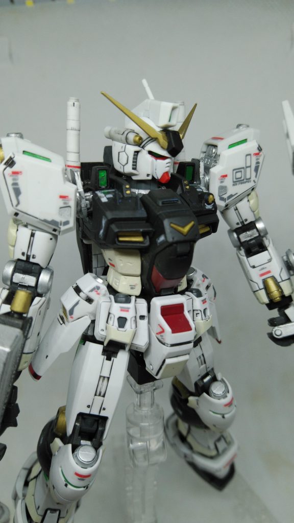 カラーは基本的に水性カラーの刷毛塗り、一部ガンダムマーカーで塗りました。使用カラー一覧です。
ミスターホビー水性カラー
【つや消しブラック】
【グランプリホワイト】
【黒鉄色】
【あずき色】等々…
ガンダムマーカー
【ガンダムゴールド】
【シャインシルバー】
【ガンダムアイグリーン】
【スミ入れペン】等々…です。