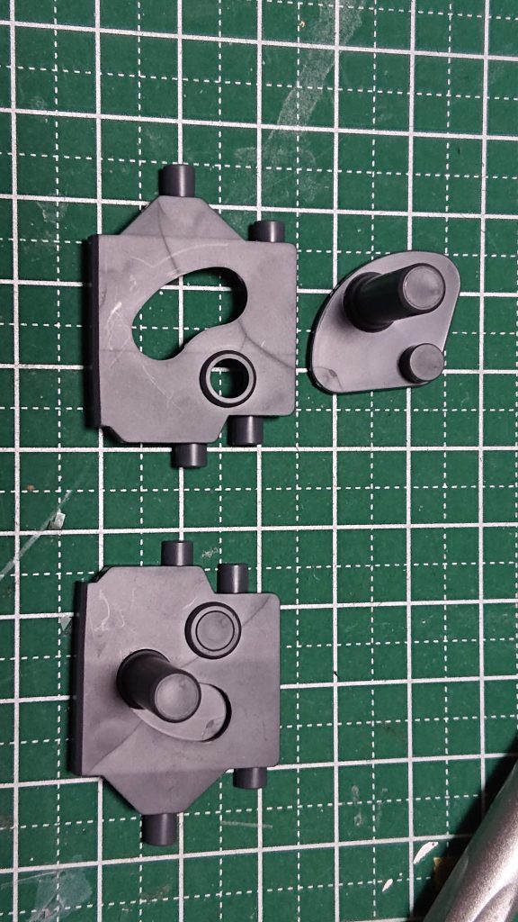 脚の付け根は、ご覧のようにスイング可動可能なパーツになっています。