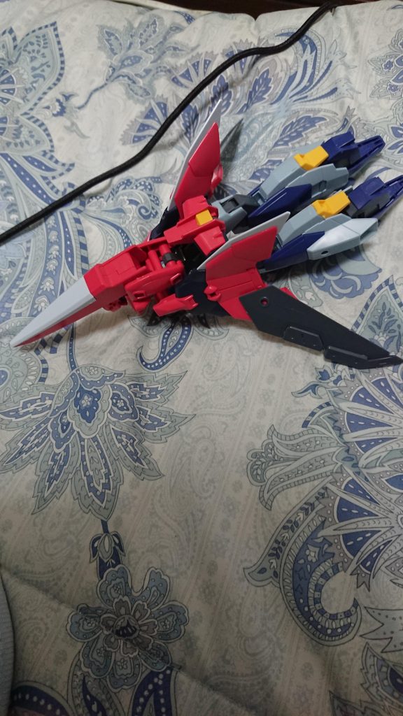 【塗装前】
イージスのスラスターにコトブキヤのバインダーシールドの羽部分を接着した主翼。可変戦闘機というよりはバード形態やエアマスターのMA形態に近いような………