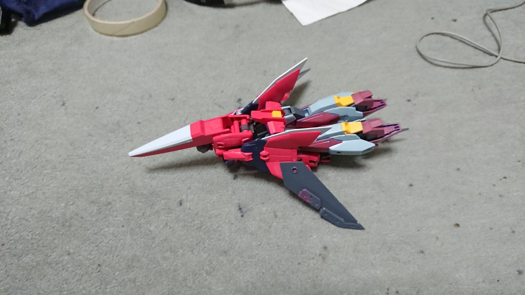 【塗装後】
足の紺色部分をアドバンスセットのシャアピンク2で塗装しただけの簡単塗装(笑)
移民船団所属機の中には、仕様を変更し、非戦闘用のスピーカーポッドを持って、「オレの歌をきけ!」と叫んでいた機体もいたらしい………