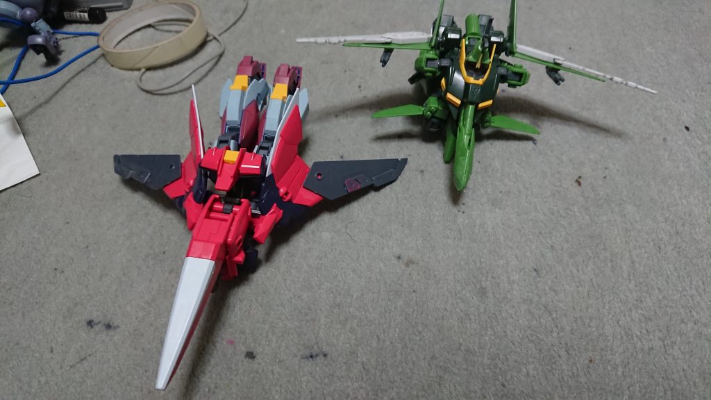 テスト運用という名の過去作との比較。
コックピットは胸部にあるため、キャノピーはダミー。試験機であるが、10機程度生産されたらしく、そのうち6機が実戦投入された。