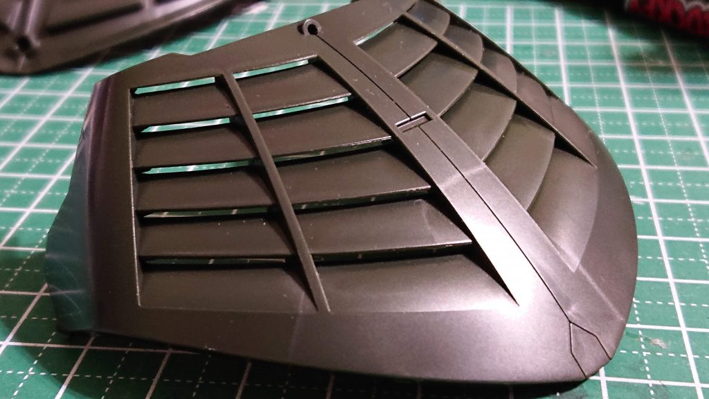 スカートアーマーのスリットはしっかり開口されています!。