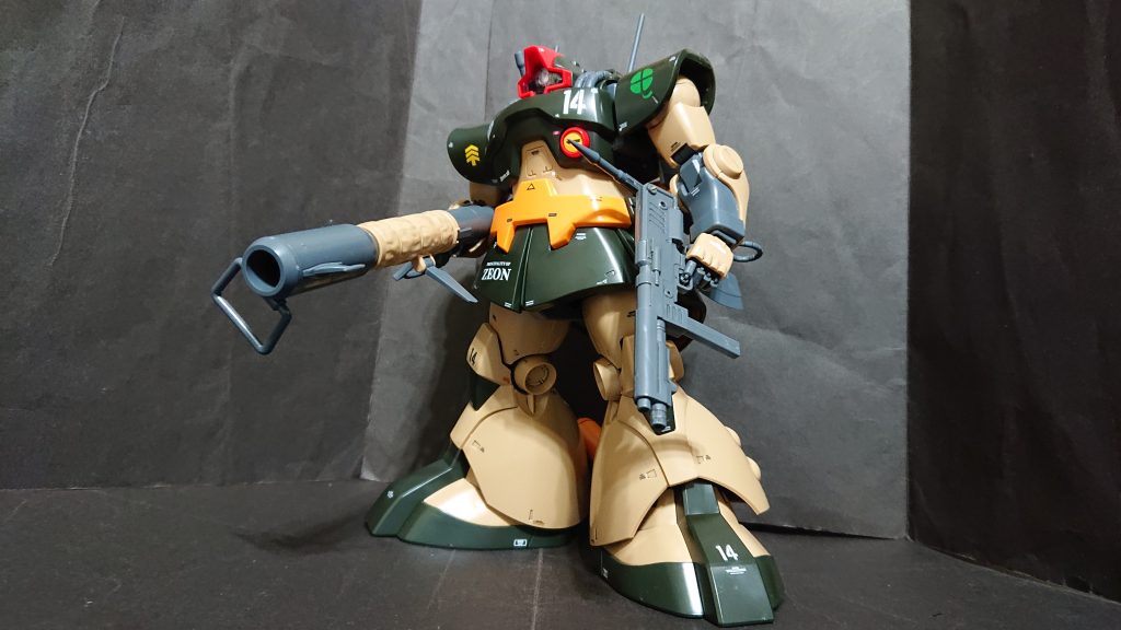 正面 ジャイアントバズの先端のグレネードは、
パーツを紛失してしまったためノーマルパーツに切り替えています(´;ω;`)