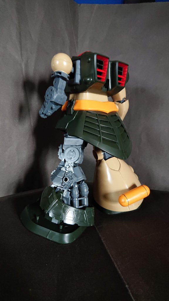 脚部ホバーユニットはドムと共通なのでいかにドムがしっかり作られていたかという証明ですね!