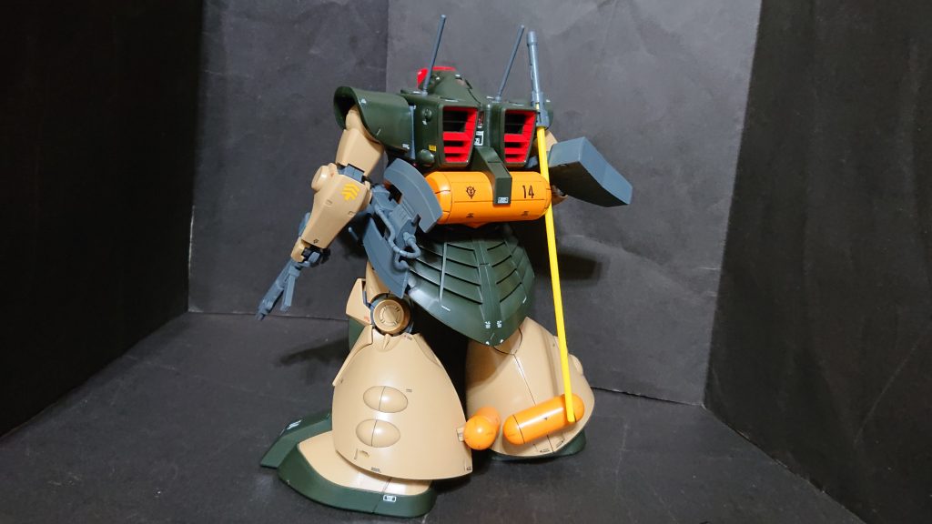 背面 ヒートトマホークは、ドムのヒートサーベ
ルマウントパーツに挟んでマウントしています。