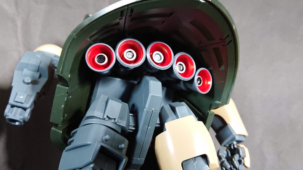 スカート内のスラスターユニットはドムの3つから5つに増設されています!。