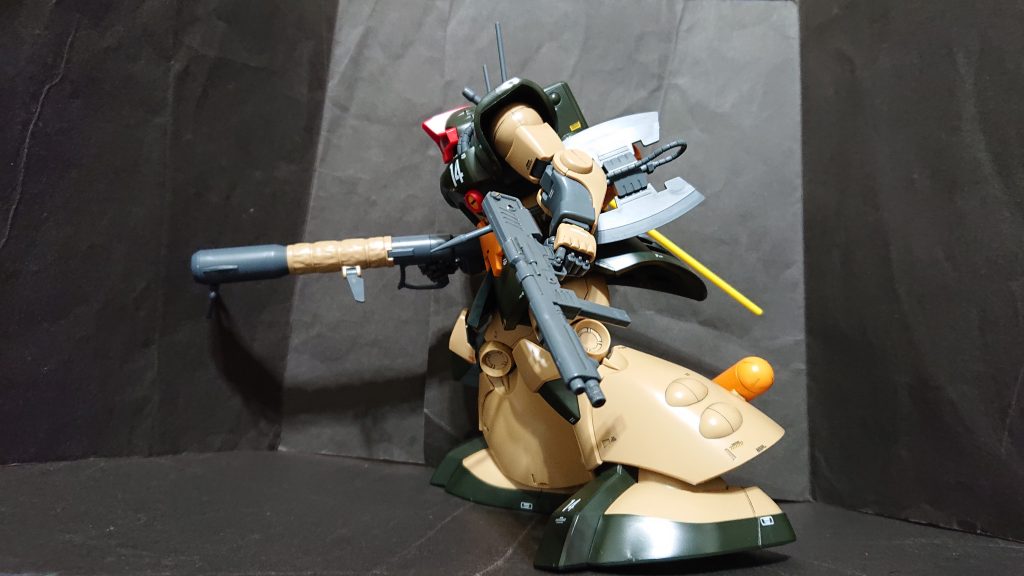 ホバーで。MMP-90マシンガンはMGドムから拝
借。脚の付け根が新規パーツなのでよく動きます。