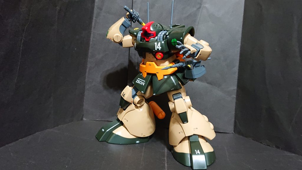 ヒートサーベルにも楽々手が届きます!。ハンド
パーツがMGサザビーVer.Kaに付属していたエモーションマニピュレーターが付属します。少し小さめですが表情が付けられていい感じ!。