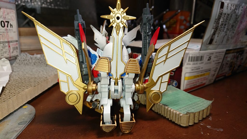 塗装途中の背面図。ナイトの何をどう使っているかが丸わかり。
羽根のマスキングは端的に言って地獄でした。
基本塗装はラッカー系で細部はシタデルカラーです。
後は作ったら出るの法則が発動してくれれば完璧なんですが・・・