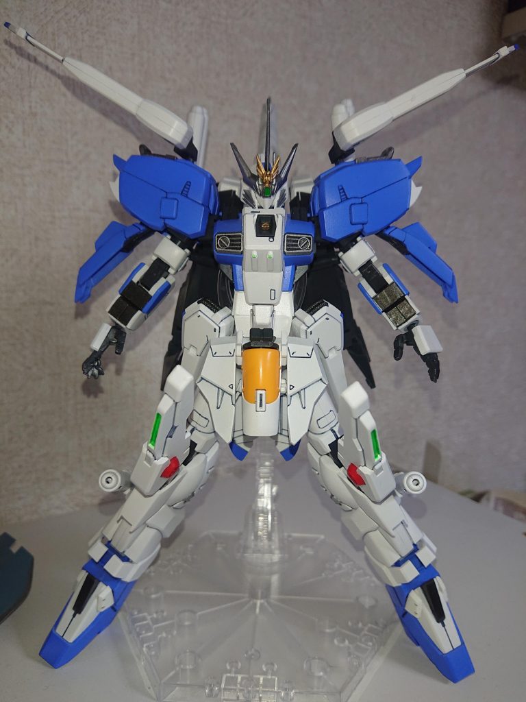 素立ち、正面。