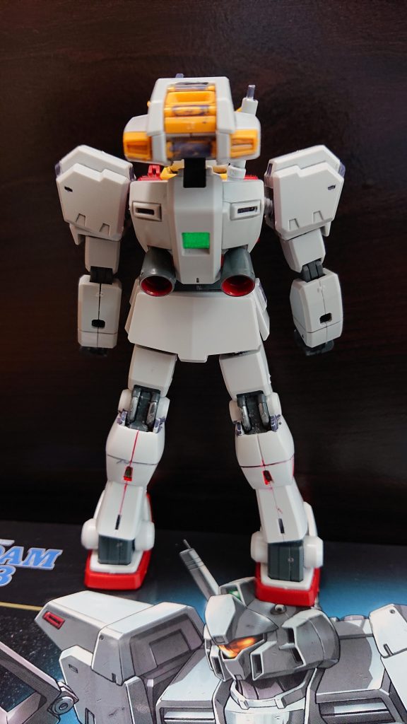 ↑リアビュー
◆エンジニア「バックパックには【シールドブースター】を装着可能です。」
◆アスハ「シールド…ブースター?」
◆エンジニア「シールドとブースターが一体化したものです。戦場に着くまではブースターとして背部に装着し、戦闘に突入したらシールドとして使う装備で…」
◆アスハ「推進剤が爆発するんじゃないんですかそれ!?」
◆エンジニア「シールドブースター用の推進剤は低可燃性(←燃えないわけではない)なので大丈夫です」
◆アスハ「えぇー…都合良すぎじゃ?…」