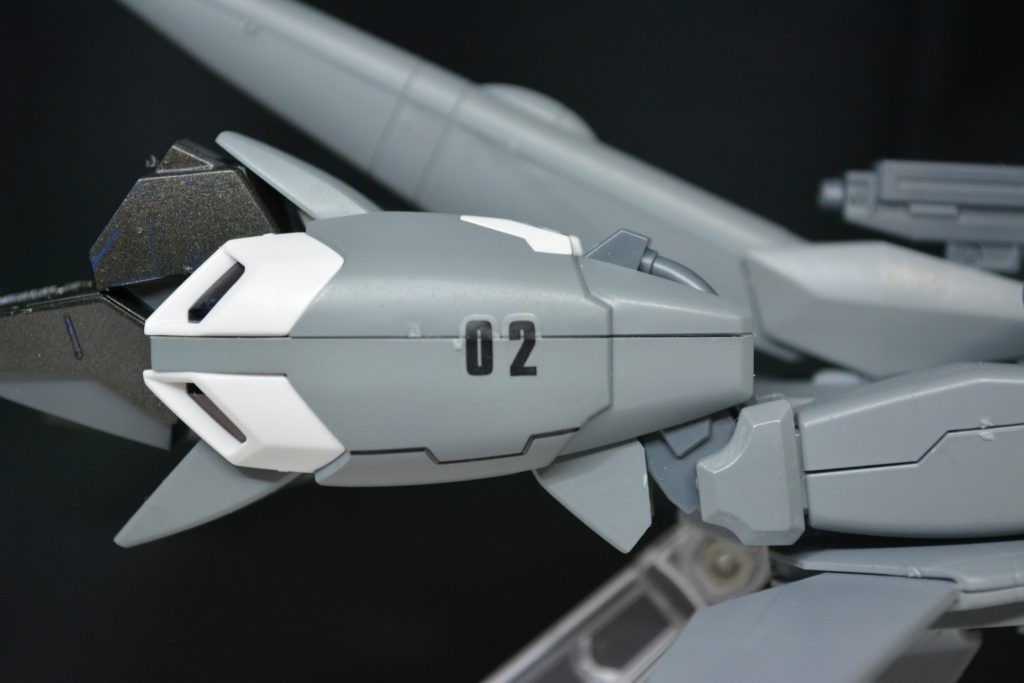 右足には「02」のマーキングで2番機を表しています。