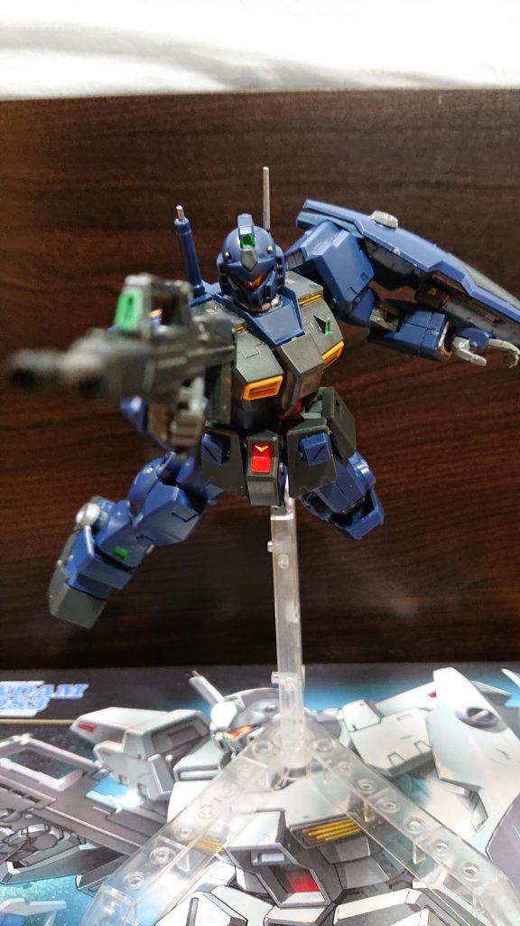 ↑ジム・ライフルを撃つジム・クゥエル
◆ミツヨシ「米倉、右だ!」
 モンシアのジム・クゥエルの放ったジム・ライフルの弾がアスハに向かう!
◆アスハ「!?しまった!嫌だ、死にたくない!」
 後退するアスハ、しかし、その瞬間爆炎が発生する…