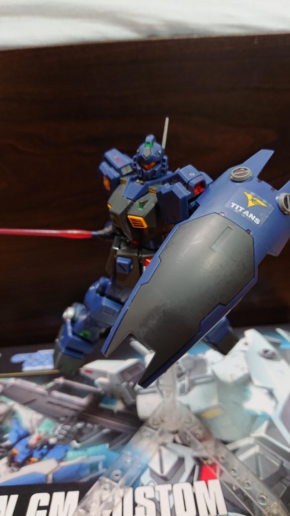 ↑ビーム・サーベルを抜くジム・クゥエル
◆モンシア「この野郎ー!」
 ビーム・サーベルを抜き突撃するモンシア。しかし、
◆トシカズ「甘いな!」