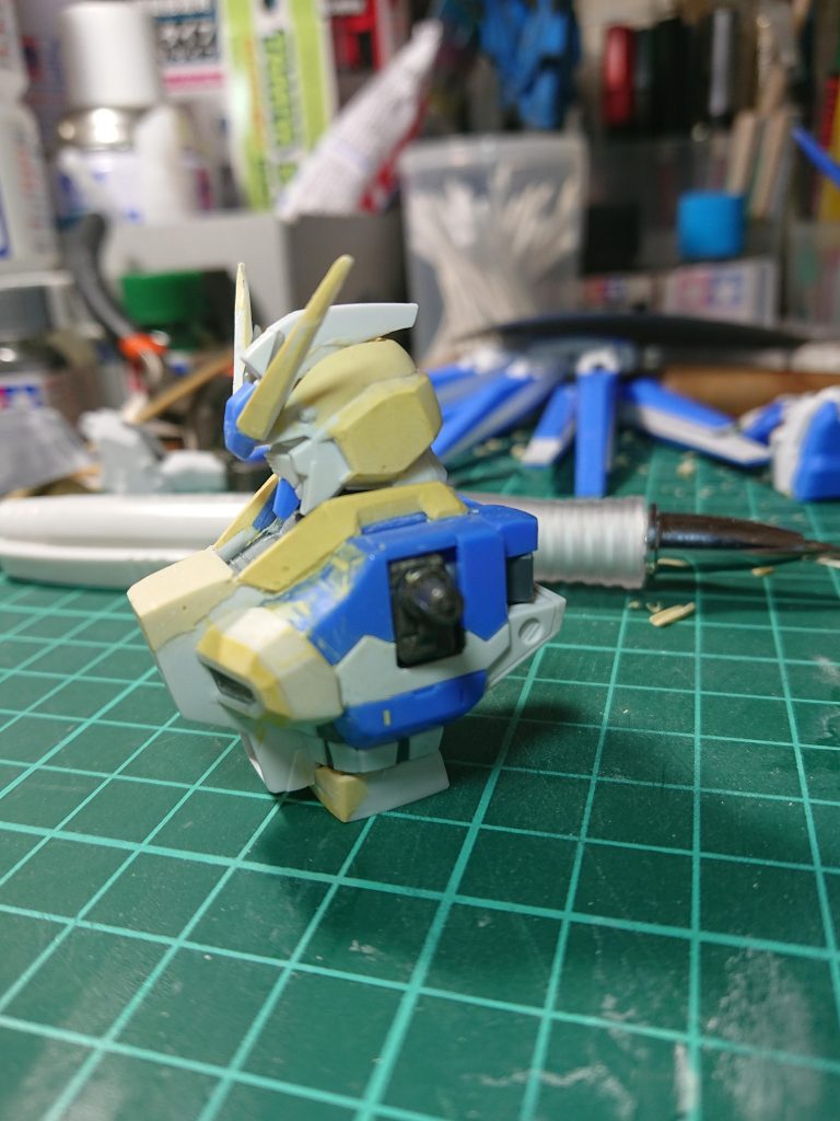 胸全体の成形と腰の延長頭の形も気に入らなかたったのでポリパテ盛り盛り削り出し。アンテナは一回り大きくしてシャープ化+延長クスィ風に前に来るようズラし加工