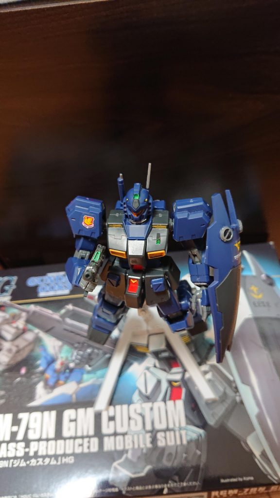 ↑接近中のジム・クゥエル
ビー!ビー!ビー!ビー!
◆ジンツウオペレーター「巡洋艦センダイ所属MS小隊がジム・クゥエル3機と思われる機影を捉えました!MS隊は直ちに発進してください!」
◆ミツヨシ「(少数しかいないなんて嫌な予感がする…)米倉、千葉行くぞ」
 ミツヨシは自分のジム・コマンドに急いで乗り込む。
◆トシカズ「了解!」
 トシカズも自分の乗機に乗り込もうとしたが、アスハが動かないことに気付く。
◆アスハ「…」
◆トシカズ「米倉、どうしたんだ?」
◆アスハ「出撃したくないです…出たら小隊が壊滅します…」
◆トシカズ「相手の数は一個小隊だ、こっちはセンダイ、ジンツウ、ナカで9機いるんだすぐに殲滅できるだろうw」
◆アスハ「いえ、毎回5度目の出撃だと僕以外の皆が死にます!一年戦争の時からずっとそうです!千葉さんや隊長に死んで欲しくないんです!だから、出撃したく…!えっ?」
 トシカズがアスハに対して壁ドンをした。そういえば、宇宙で壁ドンは可能なのだろうか?w
◆トシカズ「はぁ、そんなことか…大丈夫だ、俺達は生きて帰るさ、お前と隊長は俺が守る。それに、この戦闘が終わったら伝えたいことがあるから俺も死なない」
◆アスハ「…はい!」
 これを見た、トシカズと仲の良い整備兵Aは、(まぁ、なんだ…その…トシカズの機体の配線一個ぐらい逆に繋いでやろうかなぁ!)と思ったことを後日ミツヨシに言ったらしいw