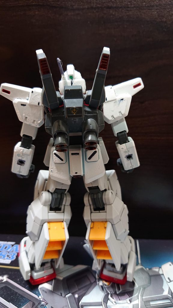 ↑リアビュー
 その頃、713部隊と、この艦隊の上層部で作戦会議がされていた。
◆艦隊司令「我が艦隊の部隊はあまり前に出ず、そちらの援護をしろということですか碇准将」
◆碇「あぁ、我々の主力の援護を頼む。だが、ジンツウの部隊はこちらの主力についてきてもらう」
◆艦隊参謀「高性能機がいるからですか?」
◆碇「それだけではない。瀬川大尉の報告によるとあの小隊のパイロットはエースだからな」
 その後も作戦会議は続き、最終的にはこうなった。
◆碇「では、こちらの主力部隊はステーションの正面ゲートを目指して突入。その周辺警戒を君たちの部隊ががする。」
◆斉藤「そして、敵の下側からこちらの第2、第3小隊が陽動として攻撃し、そちらに敵戦力が割かれた間にそちらの艦隊も含めた我々の全部隊で突撃します」
◆碇「だが、敵の機体は大破していたら出来る限り撃墜は避けてくれ、理由は動けない機体を増やし、それの援護に敵戦力を割くためだ」