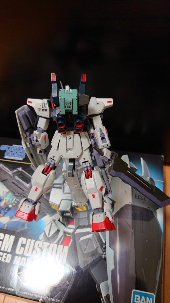 ↑敵を撃墜したジム・カスタムMk-2瀬川機
 アスハの目の前にはジム・クゥエルの残骸とジム・カスタムMk-2の後ろ姿があった。
◆瀬川「大丈夫!?」
◆アスハ「…はっ、はい、なんとか…」
 アスハを助けたのは瀬川だった。
◆トシカズ「大丈夫か!」
 トシカズも通信で呼び掛けてくる。
◆アスハ「はい!大丈夫です!」
 そして、
◆アコ「すみません、3機逃しました!シューちゃん達の方に向かってます!」
◆瀬川「分かったわ、あたしが全機片付けるわ、あんたは後退して」
◆アスハ「しかし!」
◆瀬川「いいから下がって!」
◆アスハ「了解しました…」