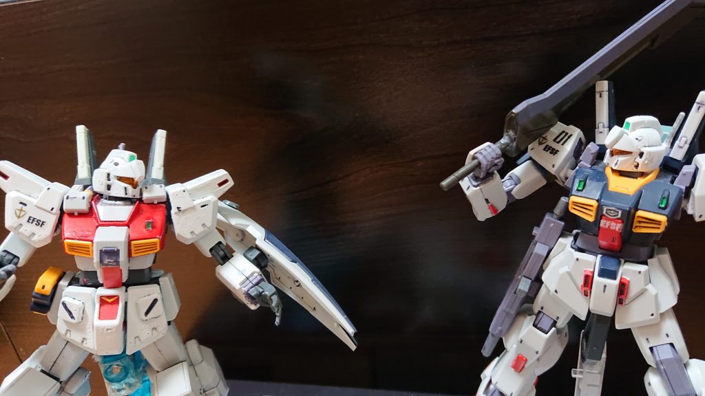 ↑ジム・カスタム改とジム・カスタムMk-2
◆アスハ「強い…たった30秒で3機を撃墜…」
 そして、
◆碇「第2、3小隊がステーションを制圧した、作戦成功だ」
◆瀬川「…お疲れ…米倉中尉」
 瀬川の声から、罪悪感があるのをアスハは感じた。
◆アスハ「あの、1年前の件は気にしないでください。あの時、瀬川大尉達は悪くないですし」
 瀬川は上目遣いで聞く。
◆瀬川「許してくれるの?」
 アスハは微笑みながら言う。
◆アスハ「はい!」
◆瀬川「そう、ありがとう」