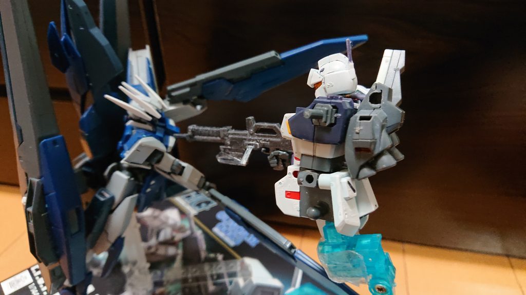 ↑反撃するミツヨシ機
 ミツヨシはスラスターを噴かしてなんとか撃墜されるのは防いだが大破してしまった。
◆ミツヨシ「喰らえ!」
 謎のガンダムの胸部にビーム・アサルト・ライフルが直撃した。
◆アスハ「やった!」
◆ミツヨシ「すまない、離脱する!」
 ミツヨシは謎のガンダムが停止しているのを見て離脱した。しかし…