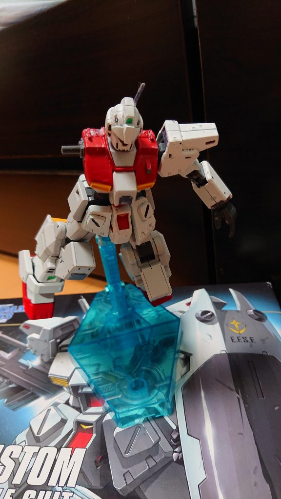 ↑大破したアスハ機
 偶然、両方とも残りの推進剤が少なかったため、アスハ機はバックパックを破壊されながらもジンツウに帰艦した。
◆アスハ「隊長…トシカズさんが…」
◆ミツヨシ「あいつが…死んだのかっ!?」
 アスハは泣き叫ぶ。
◆アスハ「クソっ!トシカズさんではなくて僕が死ぬべきだったんだ!トシカズさんなら僕みたいに機体を大破させずにもっと戦えた!なのに!どうして僕が…」
◆ミツヨシ「米倉、そんな事は考えるな!死んだ千葉が報われない」