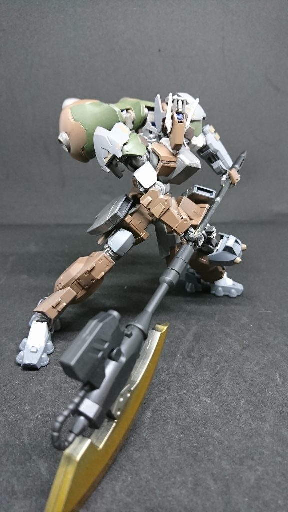 10式赤熱化大型戦斧「ケートス」
かつて厄祭戦で使用されていたヒートアックス
刃を限界まで加熱しフレームまで焼き斬り対MS.MA戦両方で使われていた
りロストテクノロジーであり原理は不明「ニブルヘイム」がどこで手にいれたのかも知られていない、噂ではロストテクノロジーの情報が記録されているデータファイル「ゲーディア」を手に入れたのではないかと思われる
厄祭戦の武装を通称「アーティファクト」と呼んでいる