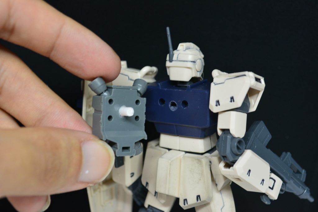 ## バックパックの加工
ジム改にジム・コマンドのバックパックを付けるために背中に3㎜の穴を開けて、3㎜棒で付けられる様にしてあります。(ジム・コマンドの背中にも同様に3㎜穴を開けました。)